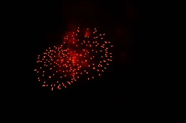 Pré Obras Vermelhas Laranja Explodindo Céu Noturno Preto — Fotografia de Stock