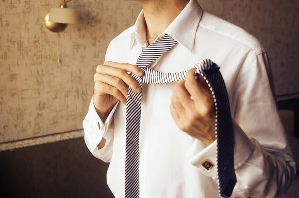 朝ネクタイを結ぶ男 — ストック写真