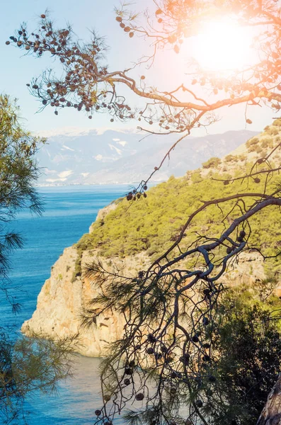 Mooi Zonlicht Bergen Boven Zee — Stockfoto