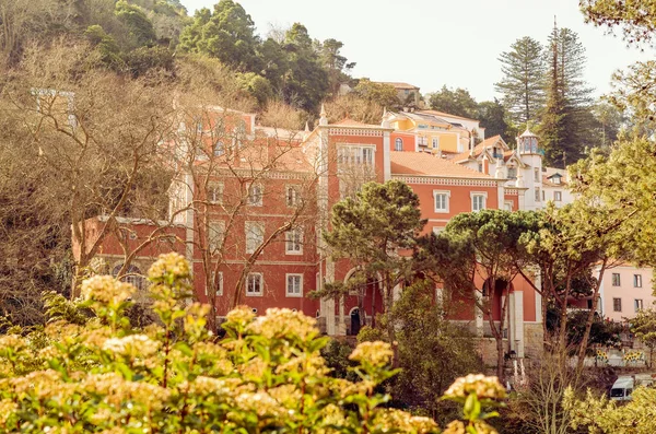 Sintra yeşil ormanlarla çevrili bir ortaçağ konağı (Lizbon, Portekiz)