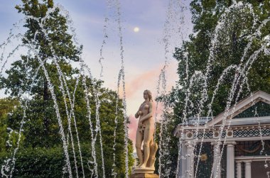 Peterhof, Rusya'daki halka açık parktaki çeşmenin ortasında ki havp heykeli