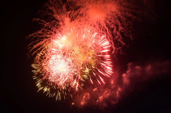 Flashes Dourados Rosa Fogos Artifício Fumaça Céu — Fotografia de Stock