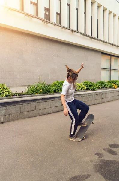 Skateboardista Přistává Strká Toho Triky Ženský Trénink Bruslařů Venku — Stock fotografie