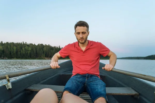 Man Peddelend Een Boot Richting Het Bos Genietend Van Een — Stockfoto