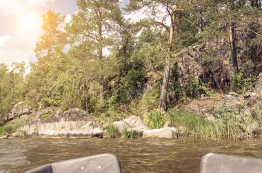 Tekneyle vahşi doğayı keşfetmek (birinci şahıs görünümü)