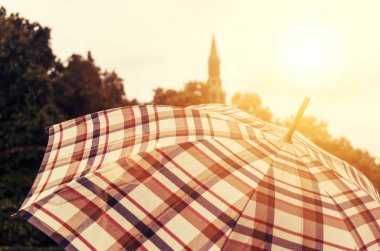 Donuk yağmurlu bir günde güneş ışığı