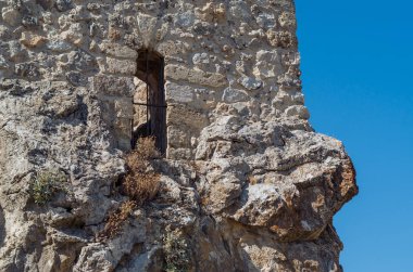 Rodos, Yunanistan'da bir ortaçağ kalesinde barlar ile bir pencere