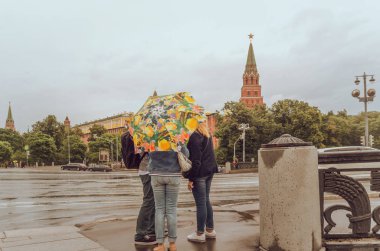 Moskova Kızıl Meydan yakınında şemsiye altında duran bir grup turist, Rusya