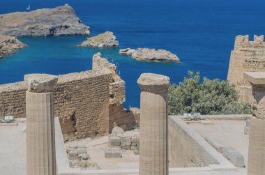 Lindos (Rodos, Yunanistan) akropol güzel sahne. Antik tapınağın kalıntıları.