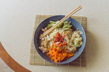 Kore eriştesi ve soya soslu sebze çorbası