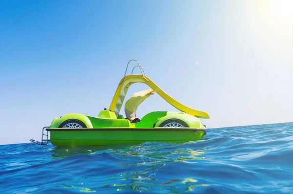Persoon Die Zich Uitkleedt Een Heldergroene Gele Waterfiets Leuke Vakantie — Stockfoto