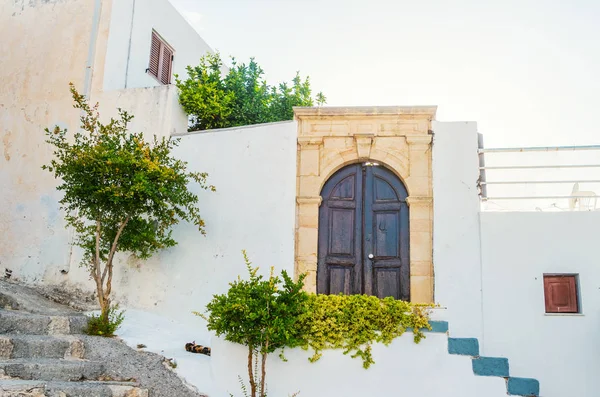 Lindos (Rodos, Yunanistan) güzel bir beyaz ev ve merdivenler. Eski şehir etrafında yürüyüş ve geleneksel Yunan mimarisi keşfetmek.