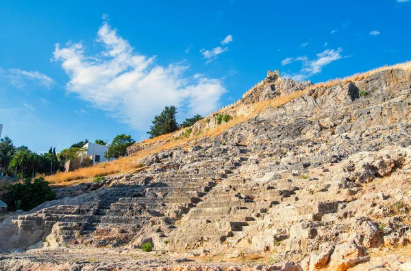 Lindos Antik tiyatro, Rodos, Yunanistan. Bir seyahat yolculuğu sırasında eski amfitiyatro kalıntıları. Yunan kültürünü ve mimarisini keşfedin.