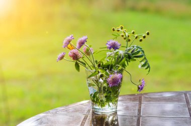 Köy hayatı. Bir bardakta bir buket kır çiçeği.