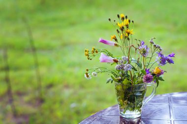 Yaz çiçekleri güzel bir rustik buket