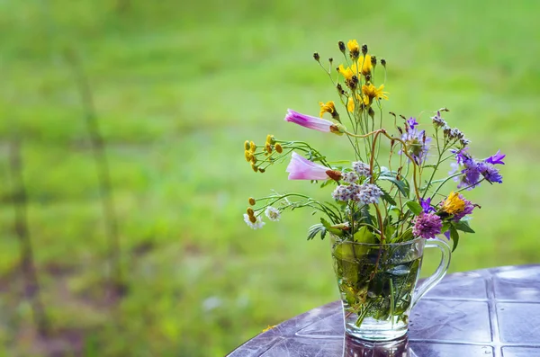 Yaz çiçekleri güzel bir rustik buket