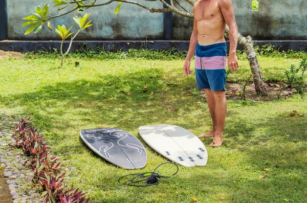 Muž Který Vybírá Prkno Pro Surfování Zeleném Trávníku — Stock fotografie
