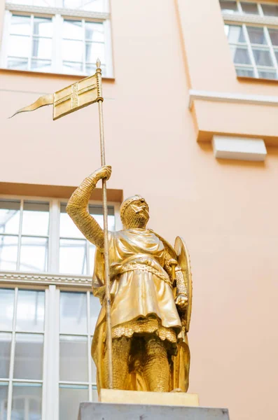 Uma Estátua Medieval Cavaleiro Dourado Riga Letónia — Fotografia de Stock