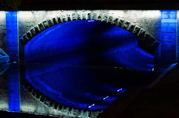 Köprünün altında bir tünelin furuistic mavi neon kızdırma 