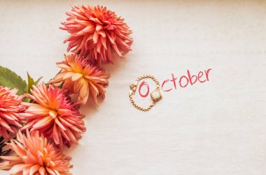 Altın saat pembe dahlias yakın mektup 'O' ve kelime 'Ekim' oluşturan