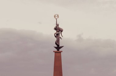 Çimkent'in sentresinde Kazak bağımsızlığının bir anıtı.