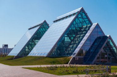 Nursultan'da botanik bahçesinin Pyramyd binası (Kazakistan)