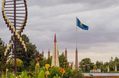 Kazakistan'ın Çimkent kentinde ki Bağımsızlık Parkında Kazak Bayrağı