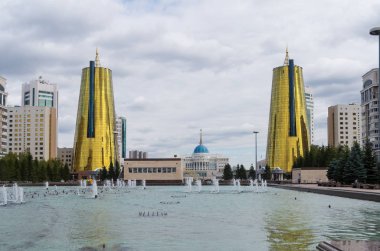 Nursultan'ın merkezinde güzel manzaralar. Kazak mimarisini keşfedin.