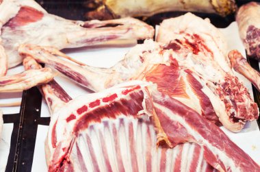 Çiftlikte kocaman kuzu parçaları. Kasap dükkanı.