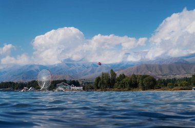 Güzel Issyk-Kul tekerlek ve Aquapark Cholpon Ata içinde.