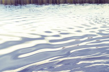 Bir gölün su yüzeyinde güzel dalgalar