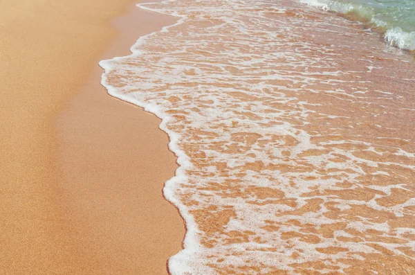 Gelber Sand Und Blaues Wasser Mit Weißem Schaum — Stockfoto