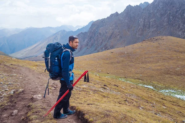 Man Resting Mountain Trail Waiting Rest Group Catch Him — Stock Photo, Image