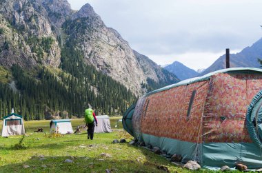 Dağlardaki çadır evler. Bir dağ kampı keşfetmek bir backpacker turist.