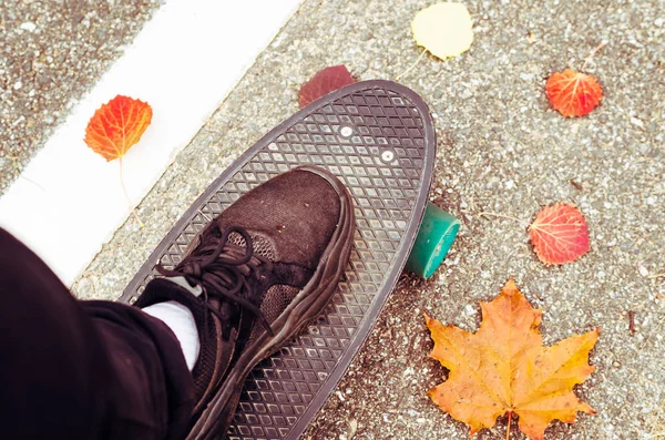 Skteaboarding Venku Podzim Užijte Venkovské Silnice Asfalt Sjezd Skateboarding Křižníkem — Stock fotografie