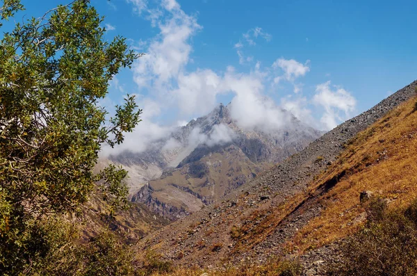 Nube Blanca Escondiendo Una Cima Montaña Día Soleado — Foto de Stock