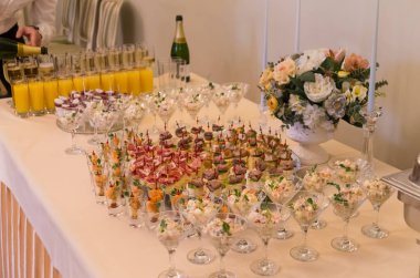 Düğünden sonra açık büfe. Misafirler için atıştırmalıklar..