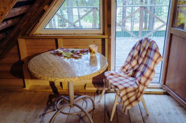 Sonbahar yaprakları ve masada bir fincan çay, sandalyede şalı kontrol ettim. Sonbahar zamanı.