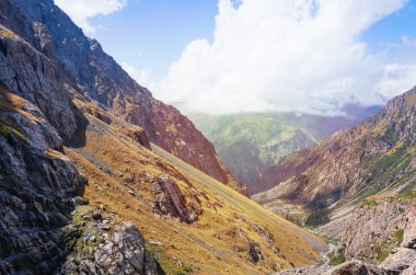 Güzel bir dağ manzarası. Dağlık arazinin manzarası..