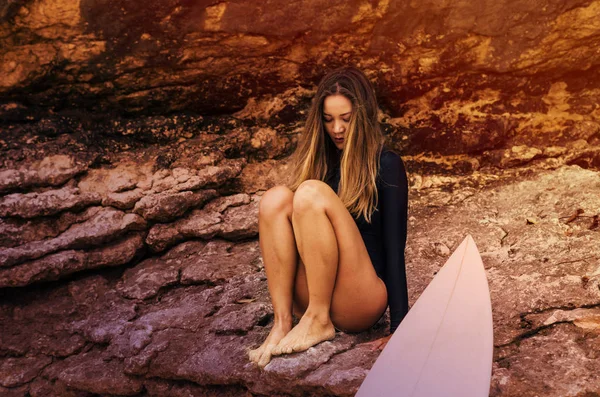 Una Bella Ragazza Surfista Seduta Una Roccia Con Una Tavola — Foto Stock