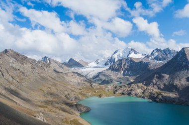 Kırgızistan 'da bir dağ manzarası. Ala-Kul 'a doğru bir iz. Orta Asya.