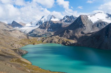 Dağların ve mavi gölün yapıcı ve huzurlu manzarası