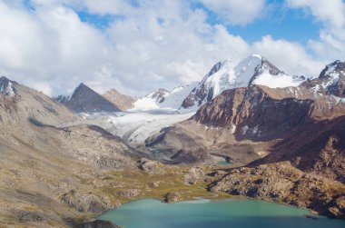 Dağ manzarası. Dağlık bölgede huzur ve sükunet.