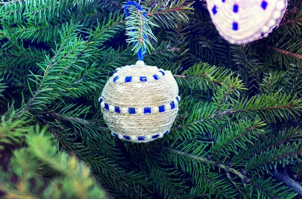 Οικολογικά Χειροποίητες Μπάλες Σχεδιασμού Που Κρέμονται Ένα Χριστουγεννιάτικο Δέντρο Απολαύστε — Φωτογραφία Αρχείου