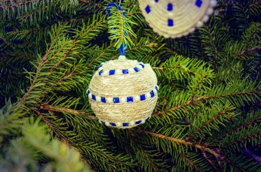 İp ve camdan yapılmış Noel için eko topları. Güzel el yapımı xmas süslemeleri. Diy ağaç oyuncaklarıyla yeni yılın yaratıcı kutlaması.