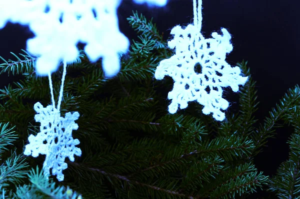 Prachtige Handgemaakte Haak Sneeuwvlokken Minimalistisch Kerstdecor Prachtige Witte Boomdecoraties Die — Stockfoto