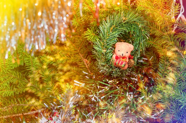Ένα Αρκουδάκι Ένα Στεφάνι Κρεμασμένο Ένα Χριστουγεννιάτικο Δέντρο Που Περιβάλλεται — Φωτογραφία Αρχείου