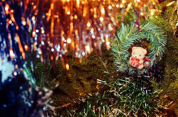 Красивый Венок Детей Висящих Рождественской Елке Атмосфере Темноты — стоковое фото