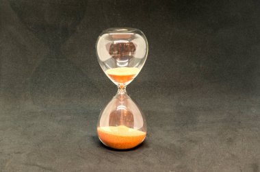 Kum camı zamanın, aciliyetin, yılların metaforu.. 