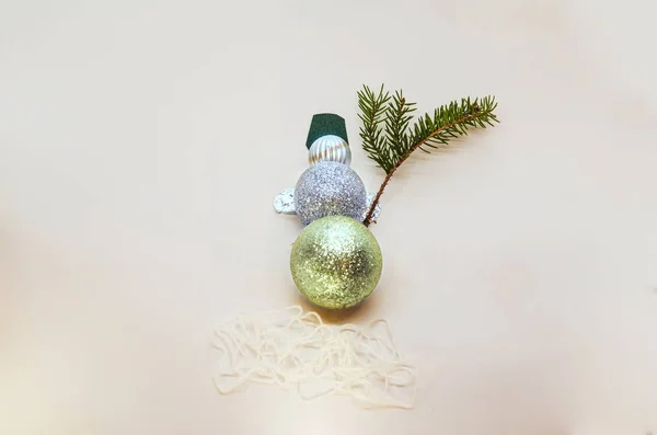 Roztomilý Ručně Dělaný Sněhulák Vánoční Ozdoba Ozdoby Smrkové Větve — Stock fotografie